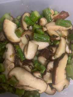 Una foto de Salteado de espárragos trigueros y setas shiitake