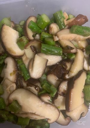 Foto principal de Salteado de espárragos trigueros y setas shiitake