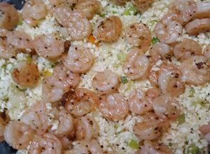 Una foto de Arroz de Coliflor con Camarones