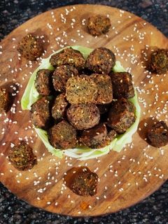 कोबी कोथिंबीर वडी (kobi kothimbir vadi recipe in marathi) रेसिपी चे मुख्य फोटो