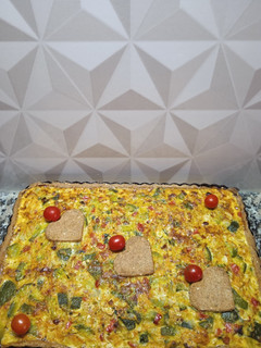 Una foto de Tarta con masa integral de puerro y zapallitos!!
