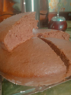 Una foto de Bizcochuelo de chocolate, casero, esponjoso y fácil