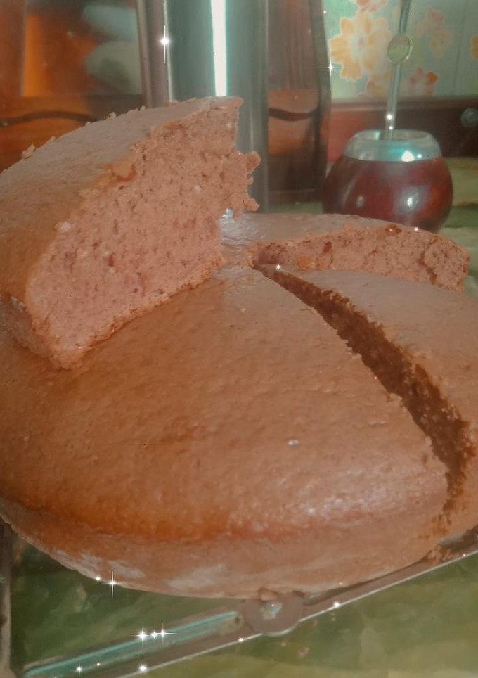Una foto de Bizcochuelo de chocolate, casero, esponjoso y fácil