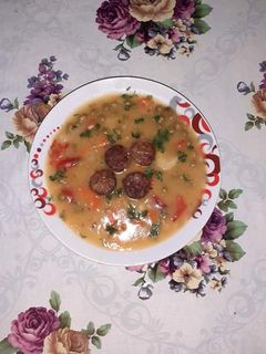 O poză a rețetei Tocăniță de mazăre verde cu legume și cârnăcior.