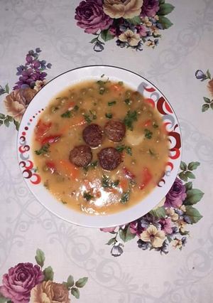 O poză a rețetei Tocăniță de mazăre verde cu legume și cârnăcior.