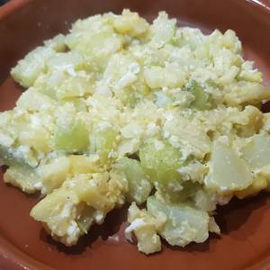 Revuelto de calabacín al limón con patata cocida y cebolla