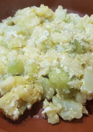 Una foto de Revuelto de calabacín al limón con patata cocida y cebolla