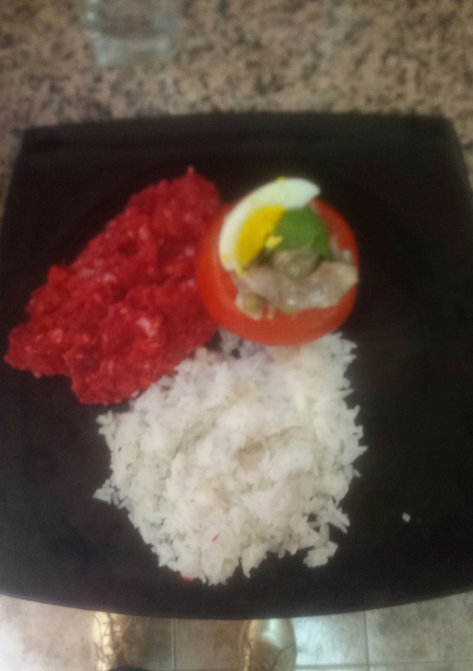 Una foto de Tomates rellenos con puré de verduras y arroz