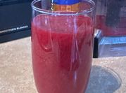 Una foto de jugos con fresa
