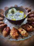 Kibbeh con salsa tzatziki casera