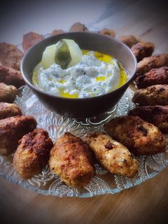 Una foto de Kibbeh con salsa tzatziki casera