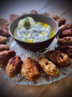 Una foto de Kibbeh con salsa tzatziki casera