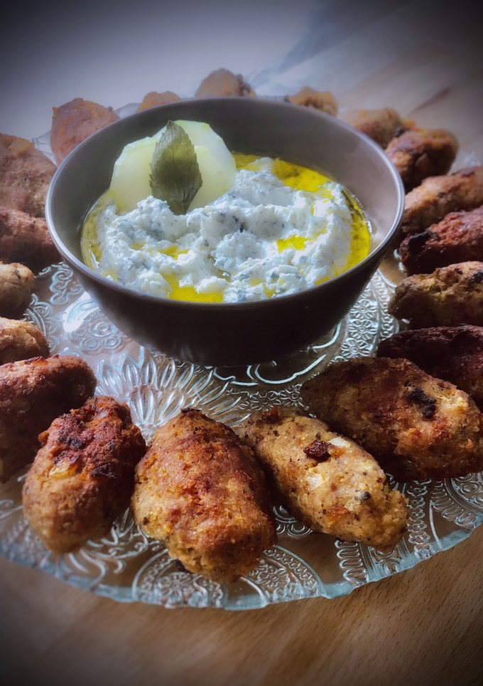Una foto de Kibbeh con salsa tzatziki casera