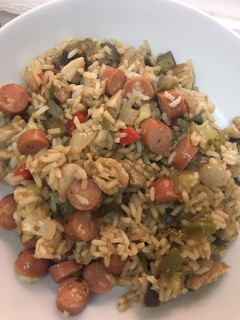 Una foto de Arroz con verduras, pollo y salsa de soja