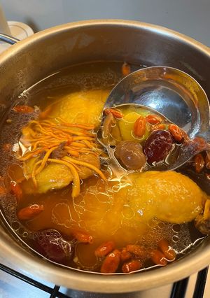Hình của món Gà hầm trùng thảo hoa.