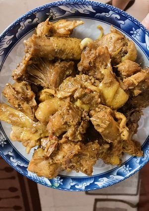 Hình của món Gà kho gừng sả (kiểu miền Trung).