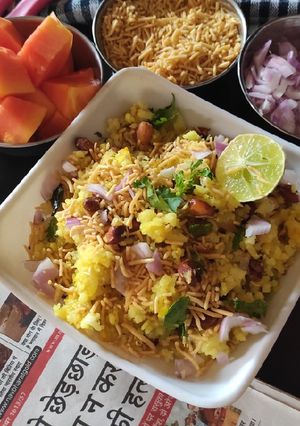 इंदौरी पोहा (Indori poha recipe in hindi) रेसिपी मुख्य फोटो