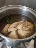Caldo de pollo o pollo salcochado