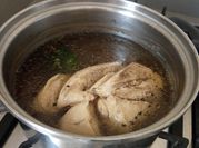 Una foto de caldo de pollo sin verduras