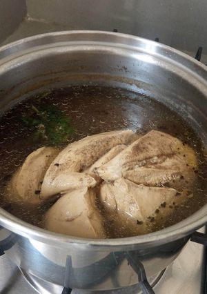 Una foto de Caldo de pollo o pollo salcochado