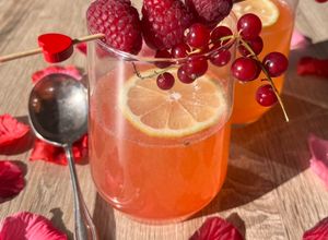 Une photo de Soupe de champagne aux framboises Saint valentin