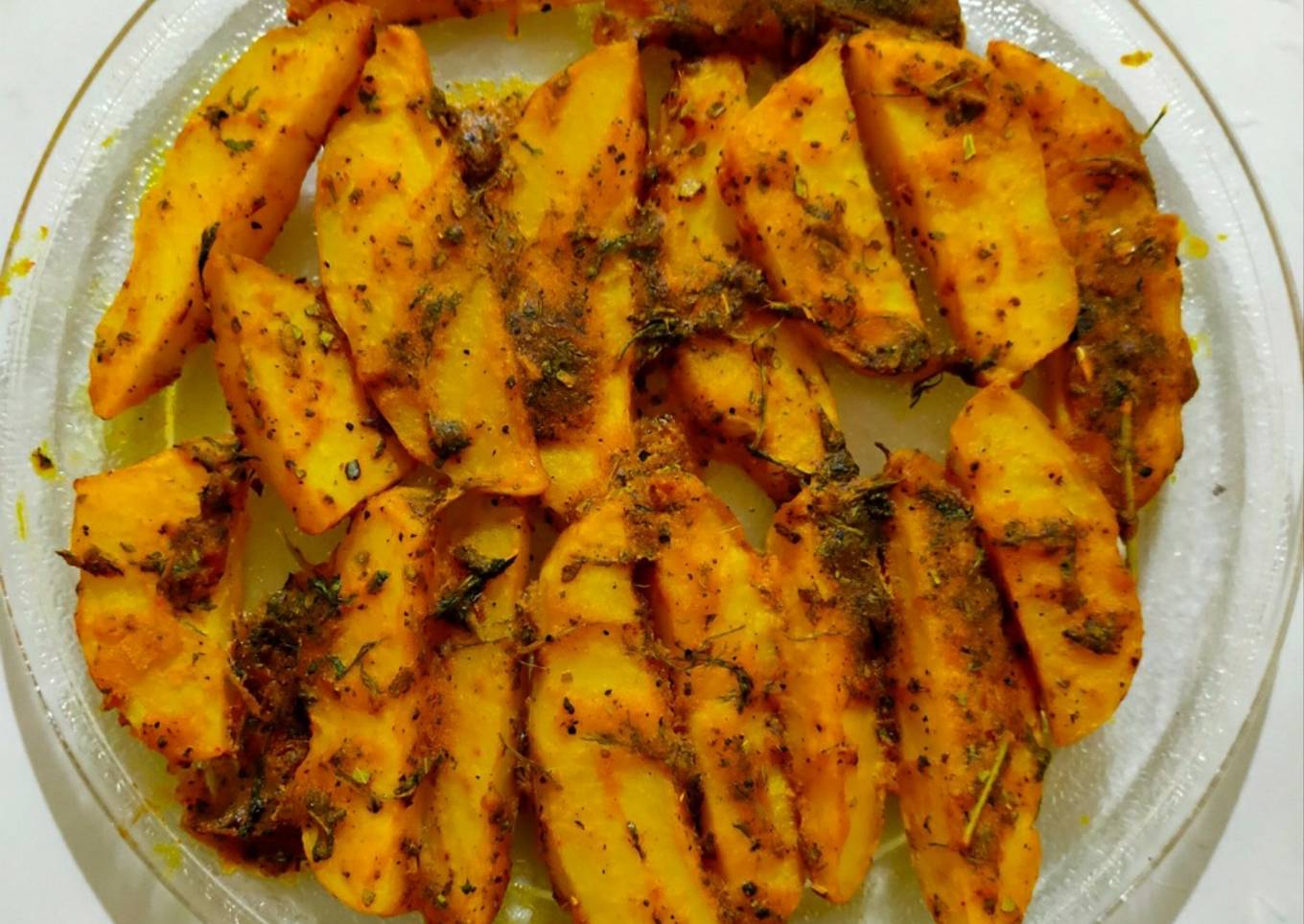 Potato wedges with cinnamon powder and mixed herbs