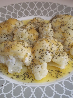 Una foto de Coliflor con mantequilla dorada y albahaca