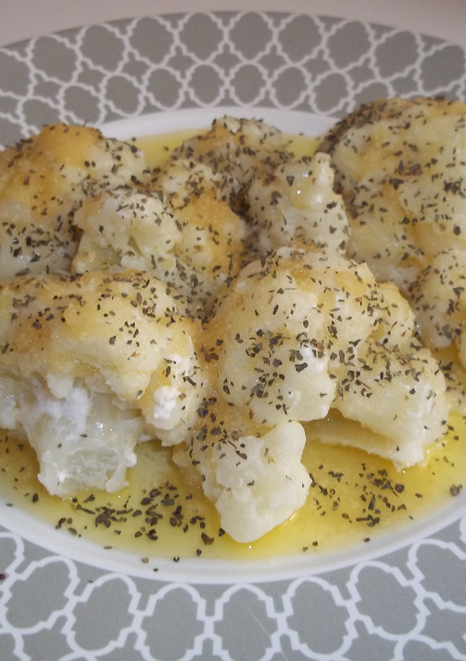 Una foto de Coliflor con mantequilla dorada y albahaca
