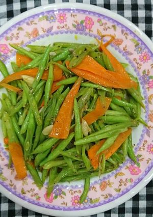 Hình của món Đậu cô ve cà rốt xào tỏi.