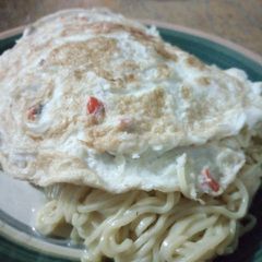 A picture of Spicy indomie and fried eggs.