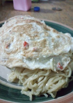 A picture of Spicy indomie and fried eggs.