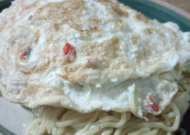 Recipe of Delicious Spicy indomie and fried eggs