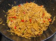 Una foto de fideos con salsa de ostra
