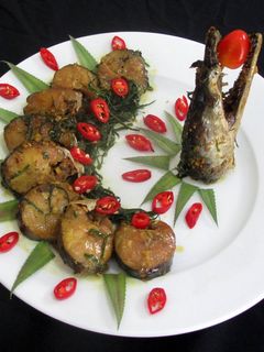 Hình của món Cá lạc kho sả nghệ.
