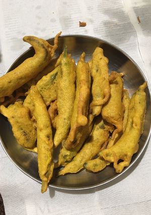 A picture of Mirchi bhajiya.