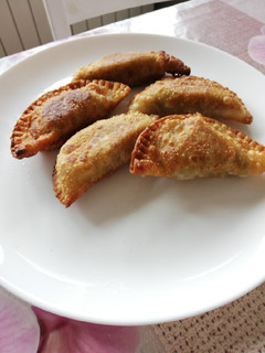 Una foto de Empanadillas de rovellons y berenjena