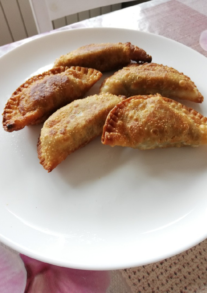 Una foto de Empanadillas de rovellons y berenjena