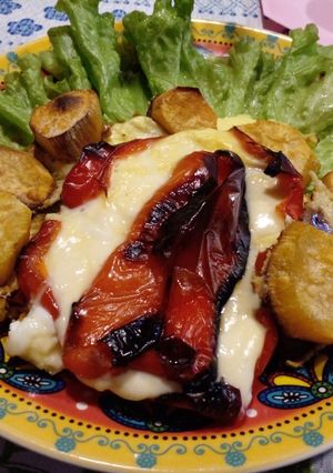Una foto de Morrón con queso y papas al horno