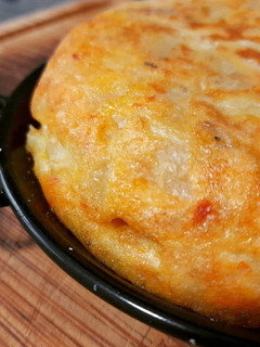 Una foto de Tortilla de patatas al pesto rosso de almendras