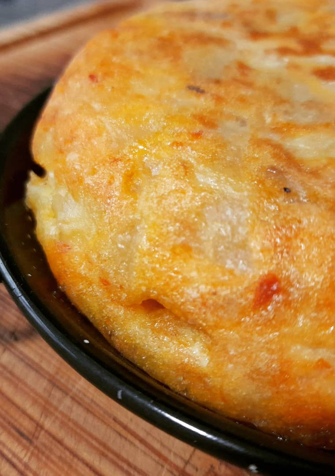 Una foto de Tortilla de patatas al pesto rosso de almendras