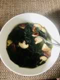 Canh rong biển nấu nấm thanh đạm