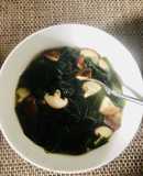Canh rong biển nấu nấm thanh đạm