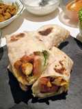 Kebab de pollo adobado con salsa de yogur