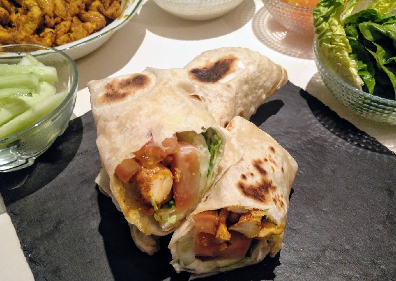 Kebab de pollo adobado con salsa de yogur