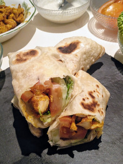 Una foto de Kebab de pollo adobado con salsa de yogur
