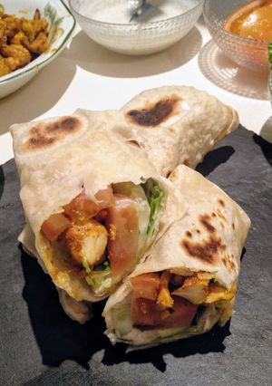 Una foto de Kebab de pollo adobado con salsa de yogur