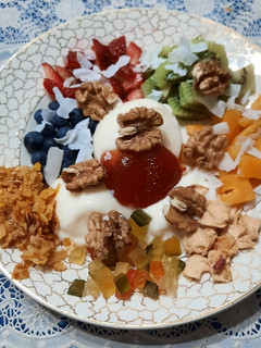 Una foto de Smoothie con frutas frescas, secas y cereales