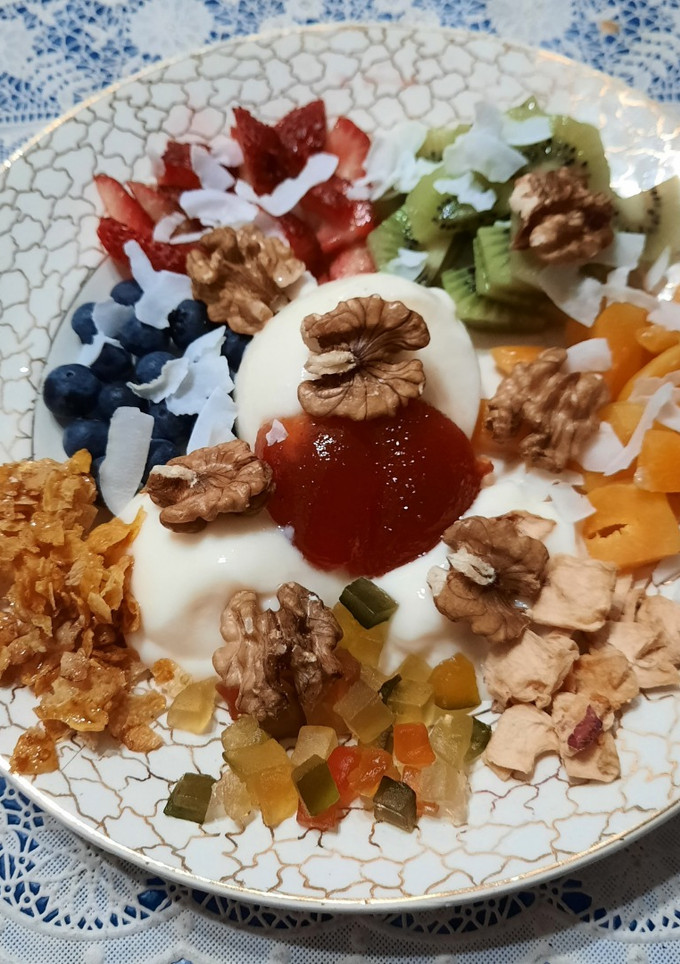 Una foto de Smoothie con frutas frescas, secas y cereales