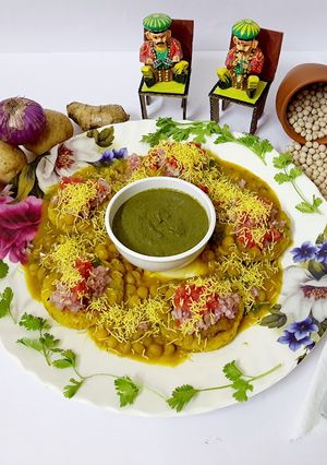 A picture of Ragda patties.