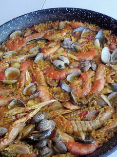 Una foto de Paella de marisco